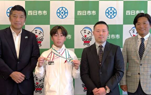 森市長に成績を報告した山坂奏介さん