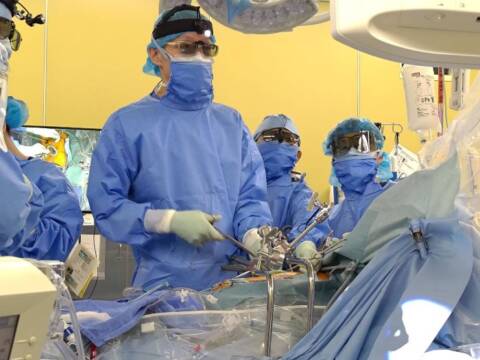 完全鏡視下手術をする田中敬三医師ら