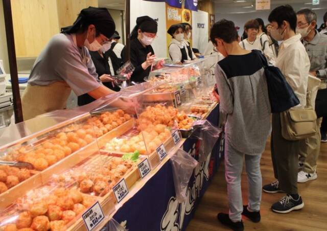 人気の店はやりとりも忙しい